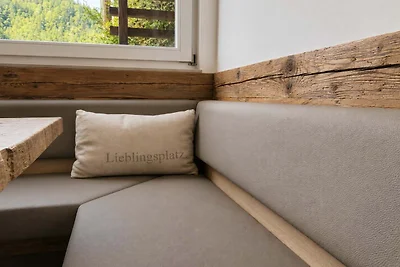 Moderne Wohnung mit Garten und Bergblick