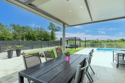 Villa in Karigador met zwembad