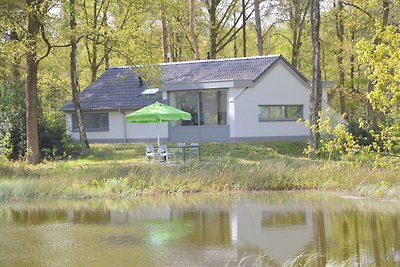 Bungalow mit Blick auf einen schönen Teich