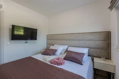 Scenic Kastel Luksic Apartments - Three Bedro...