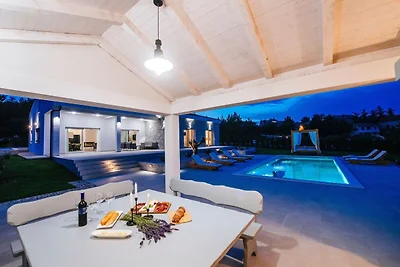Villa con piscina privata e giardino