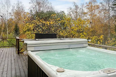 Gemütlicher Rückzugsort im Wald mit Whirlpool