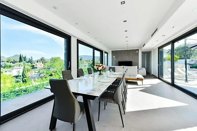 Villa in Mandelieu met verwarmd zwembad