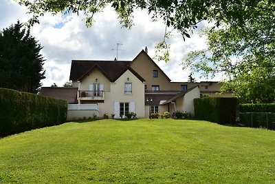 Ruim vakantiehuis met zwembad in Faverolles