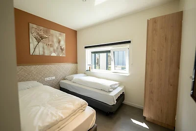 Moderne Lodge am Wasser