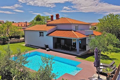 Moderne Villa in Pula mit Pool und Parkplatz