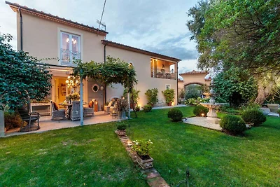 Villa in Montecarlo mit privatem Pool