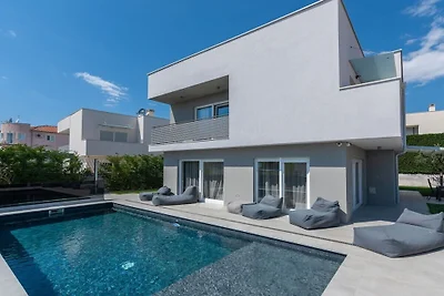 Villa in Novigrad met zwembad