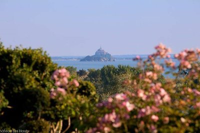 Schloss mit Privatpool und Panorama-Blick auf...