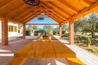 Familieverblijf met zwembad in Skabrnja