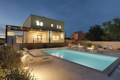 Villa in Pomer mit Schwimmbecken