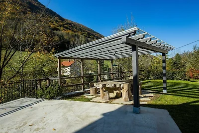 Riverside Rustic Ridge Apartments with Balcon...