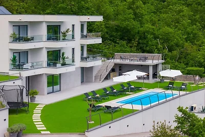 Villa in Brsec mit Schwimmbecken