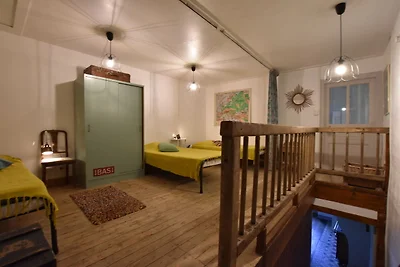 Geräumiges Ferienhaus in der Nähe des Waldes
