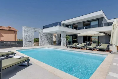 Villa in Novigrad mit Schwimmbecken