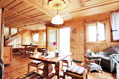 Hervorragende Berghütte aus Holz zwischen Ven...