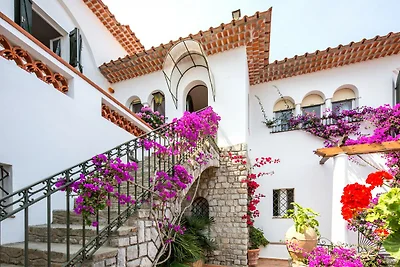 Villa con patio vista mare