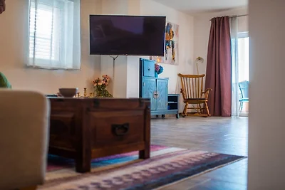Charming and Tranquil Kastel Gomilica Apartme...