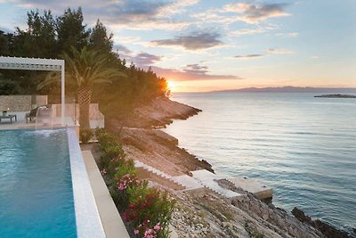 Villa sulla spiaggia a Korcula con piscina