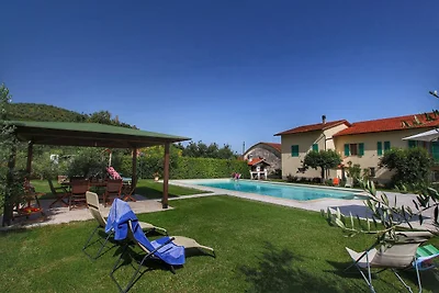 Spazioso Agriturismo con Piscina