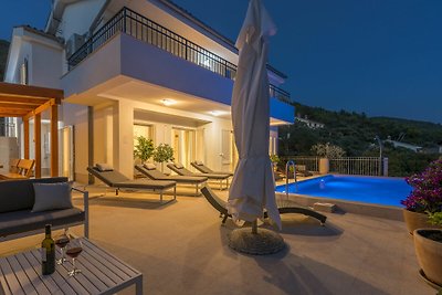 Moderne Villa in Cres mit Pool