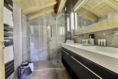 Chalet in Les Gets mit Innenpool und Spa