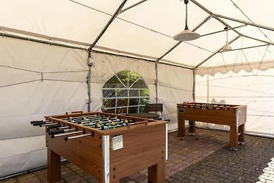 Zweistöckige Ferienhäuser mit Pool