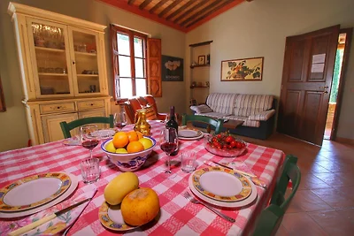 Moderno agriturismo con piscina a Montalcino