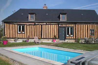 Charakteristisches Haus mit beheiztem Pool
