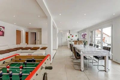 Schצnes Ferienhaus in La Chaux mit Whirlpool