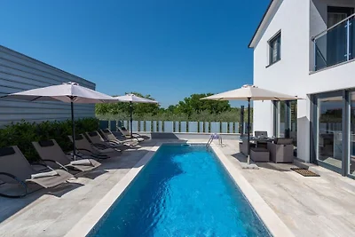 Villa in Zbandaj mit Schwimmbecken