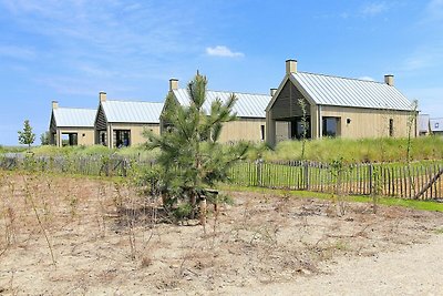 Moderne Lodge am Wasser in einem Nationalpark