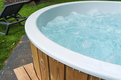 Flusshütte mit privatem Whirlpool