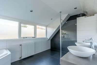 Villa mit finnischer Sauna und Außendusche