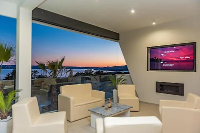 Villa met infinity pool in Maslenica