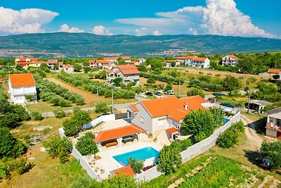 Villa a Pridraga con piscina e cinque persone