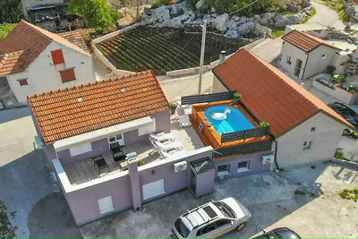 Bellezza della natura con piscina e...