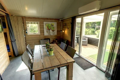 Zeltloge mit Terrasse in grünen Umgebung