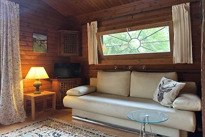 Baita in legno in mezzo alla natura