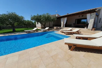 Villa in Galizana mit Schwimmbecken