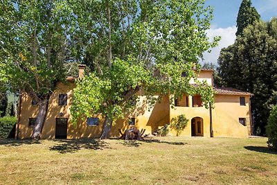 Ruhiges Ferienhaus in Ponsacco mit Pool