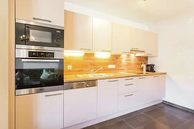 Ferienhaus mit verschneitem Blick