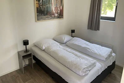 Zeitgenössisches Lakeside Chalet für 4...