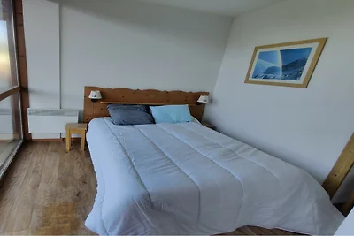Modernes Bergapartment mit Balkon