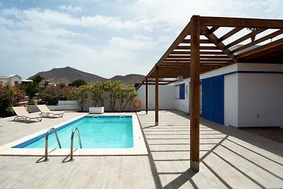 Spaziosa villa a Playa Blanca con piscina