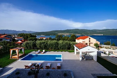 Villa con piscina privata e giardino