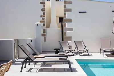 Marvelous new luxury villa with heated pool!