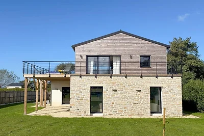 Moderne woning aan de kust met schilderachtig...