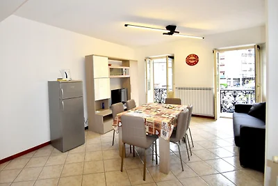 Geräumig Ferienwohnung in Verbania mit Balkon