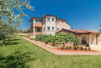 Luxuriöse Villa in Valtura mit privatem Pool